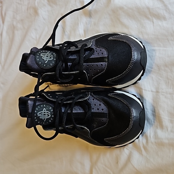 Boys Black Nike Huarache Size 6.5 - Picture 2 of 8